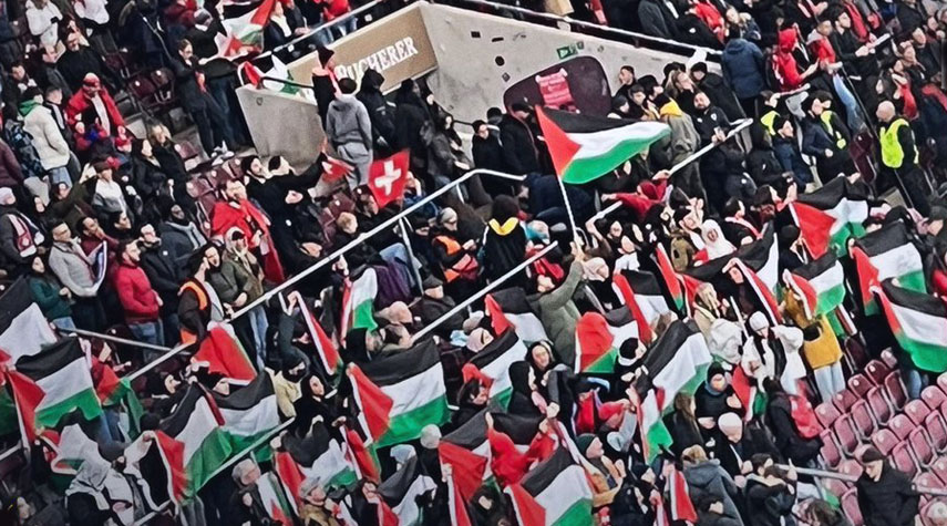 أعلام فلسطين ترفرف في مباراة السويد وكيان الاحتلال