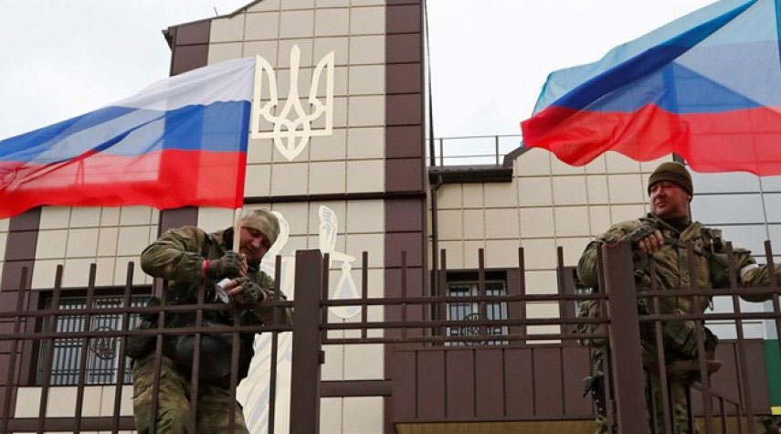 رفع العلم الروسي على المبنى الإداري لمدينة باخموت شرقي أوكرانيا
