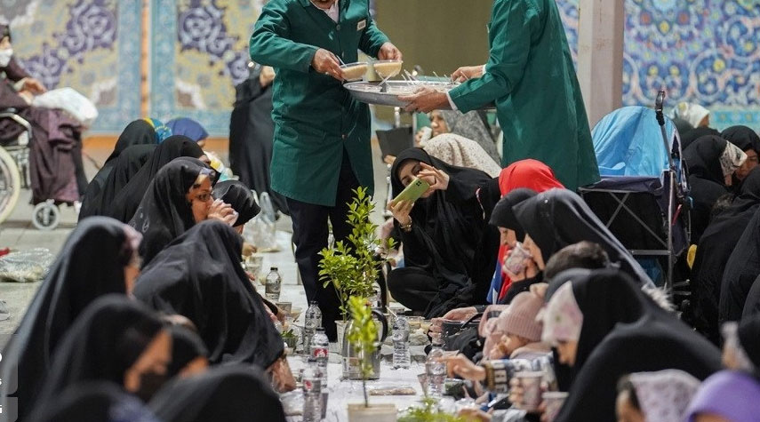 مائدة إفطار رمضانية في الروضة الرضوية بمدينة مشهد المقدسة