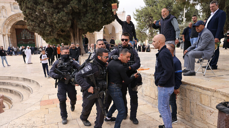 فصائل فلسطينية تدين اعتداءات الإحتلال في الأقصى وتصفها بالجريمة غير المسبوقة