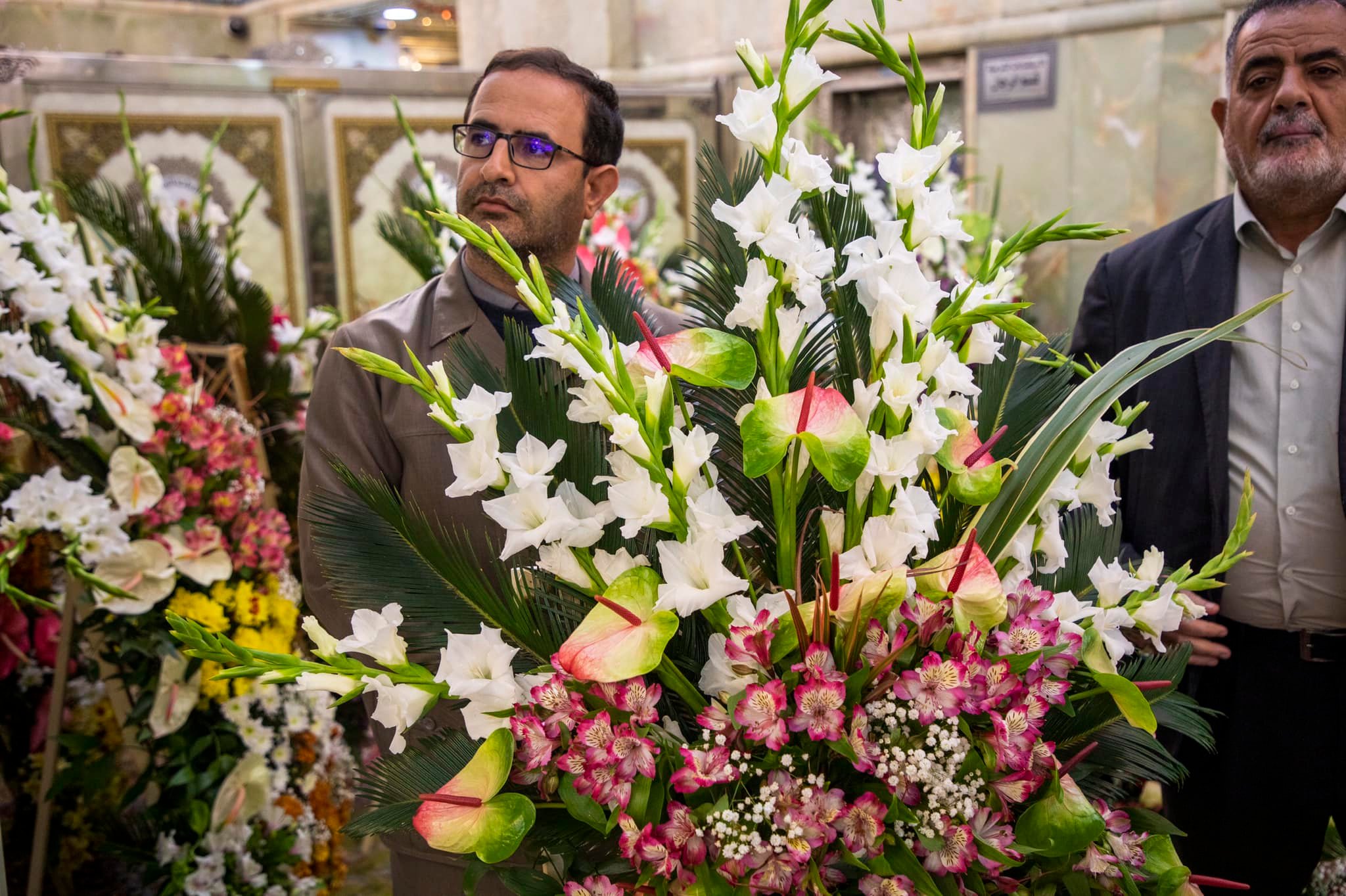 بالصور.. الورود والأزهار تعانق ضريح الإمام الحسين(ع) في ذكرى ولادة كريم أهل البيت
