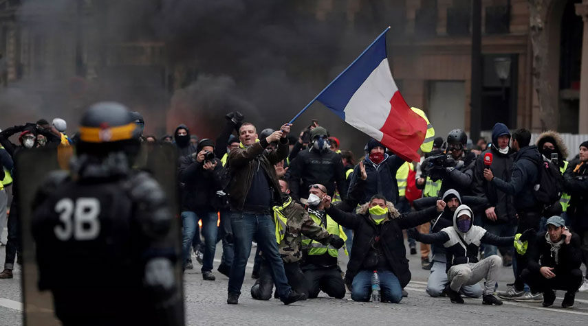 الفرنسيون يطالبون برحيل ماكرون رفضا لقانون التقاعد