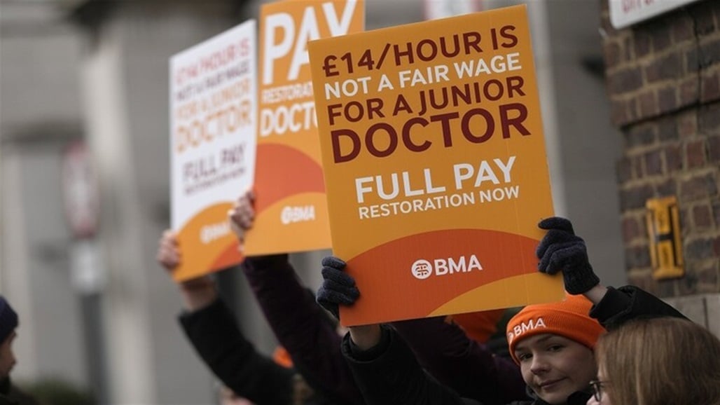الآلاف من الأطباء يبدأون إضراباً في بريطانيا