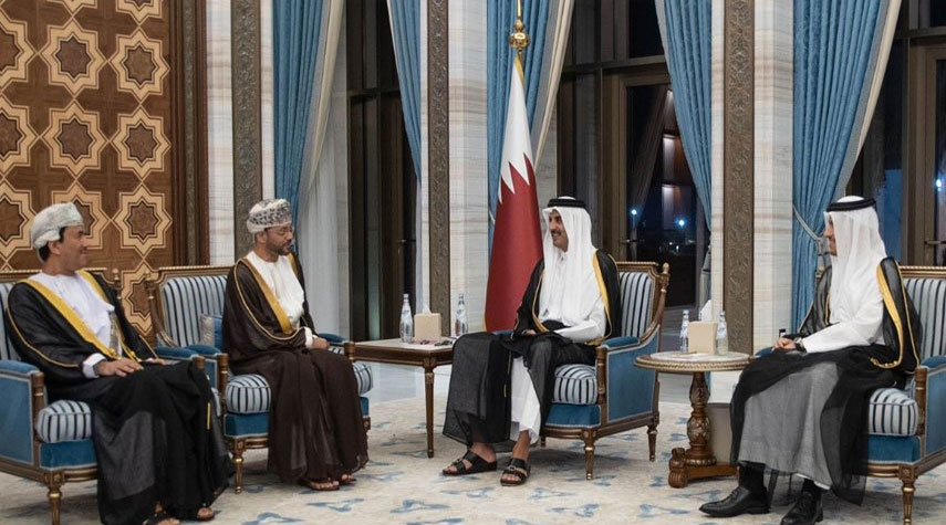 أمير قطر يستقبل وزير الخارجية العماني
