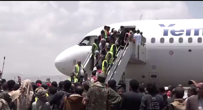 250 أسيرا من الجيش واللجان الشعبية اليمنية يصلون مطار صنعاء الدولي