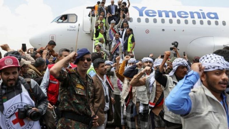 وصول الدفعة الثانية من الأسرى اليمنيين إلى مطار صنعاء