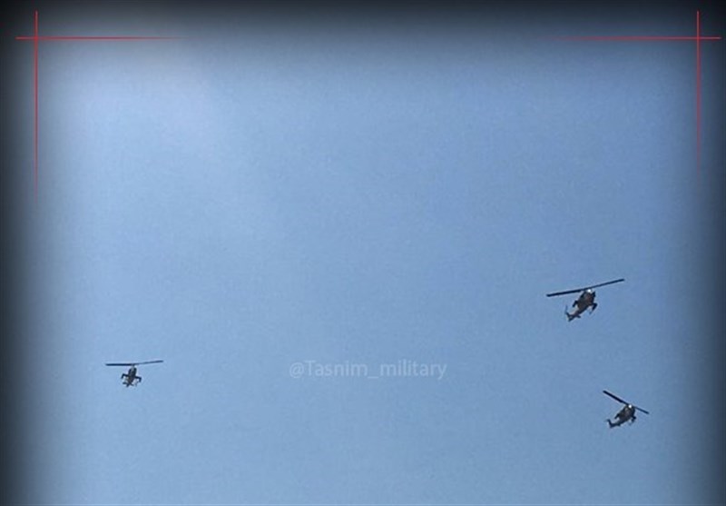 مروحيات الجيش الإيراني تحلق في سماء طهران