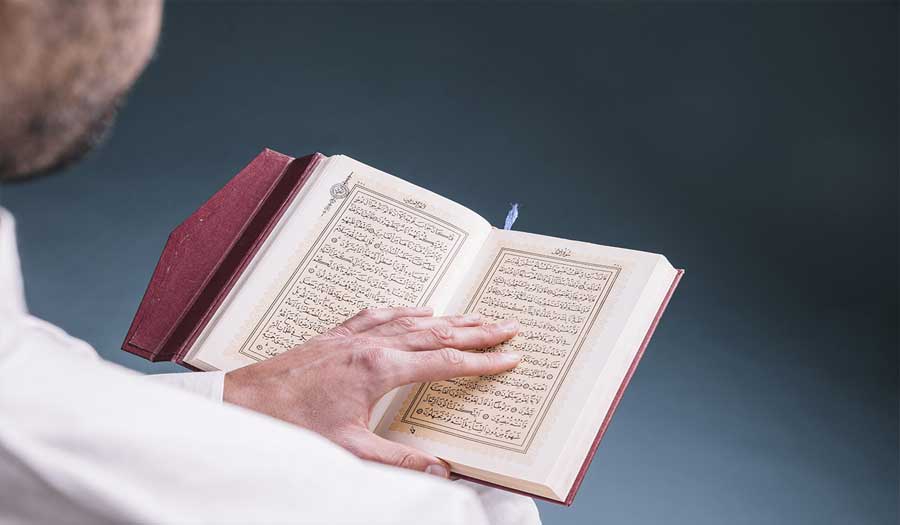 المهم: قراءة القرآن بتدبُّر تسليماً لأوامره واجتناباً لنواهيه 