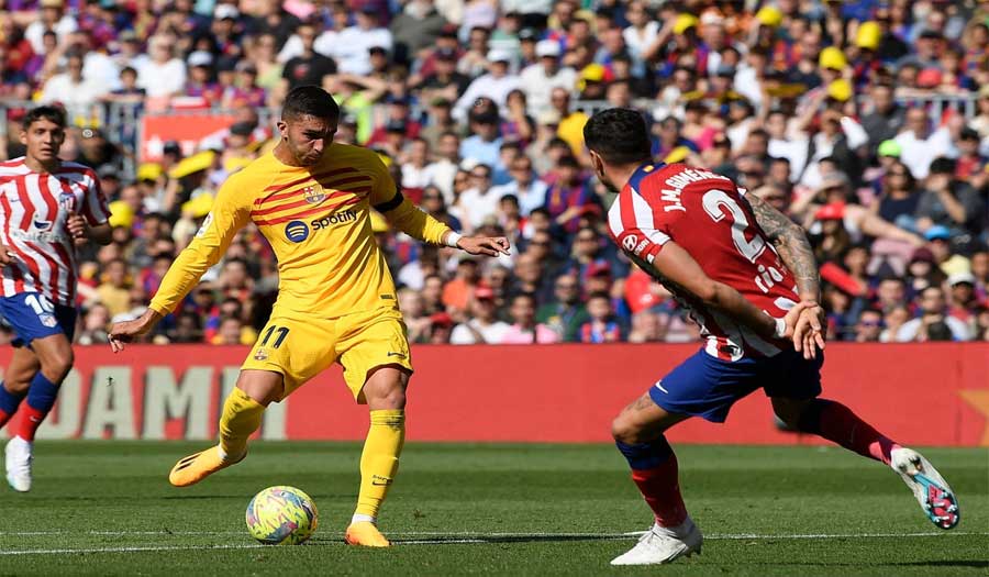 برشلونة يقترب من صدارة الدوري الإسباني بفوزه على أتلتيكو مدريد