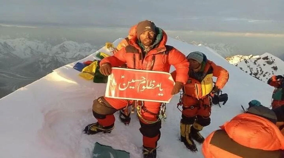 رفع راية الإمام الحسين (ع) فوق عاشر أعلى قمة جبلية في العالم