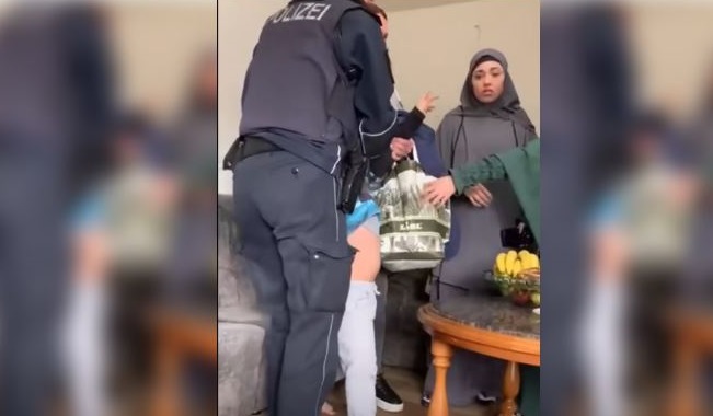 البرلمان الايراني يندد بانتزاع الشرطة الألمانية طفلا مسلما من اسرته