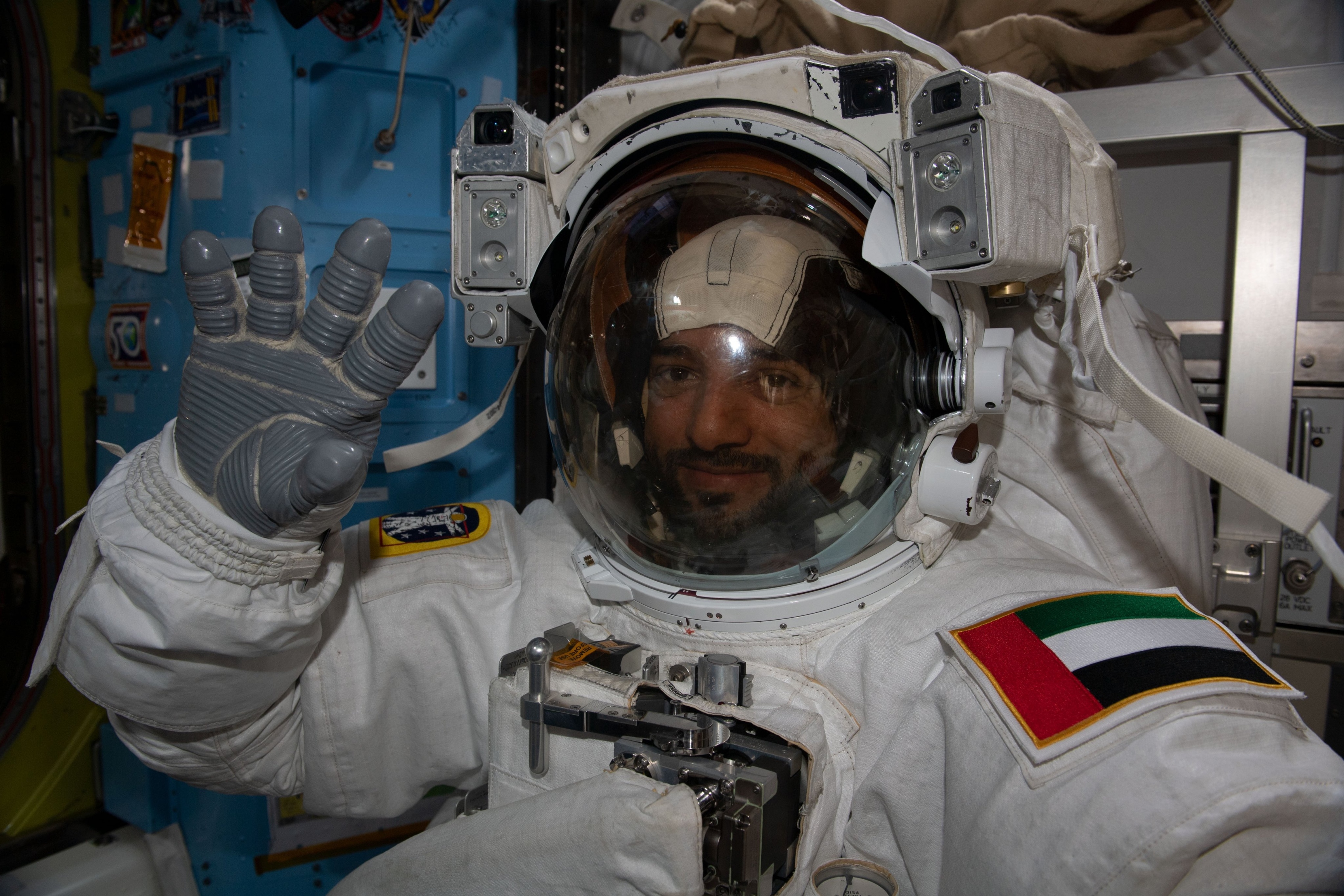الإمارات تعلن نجاح أول مهمة سير في الفضاء 