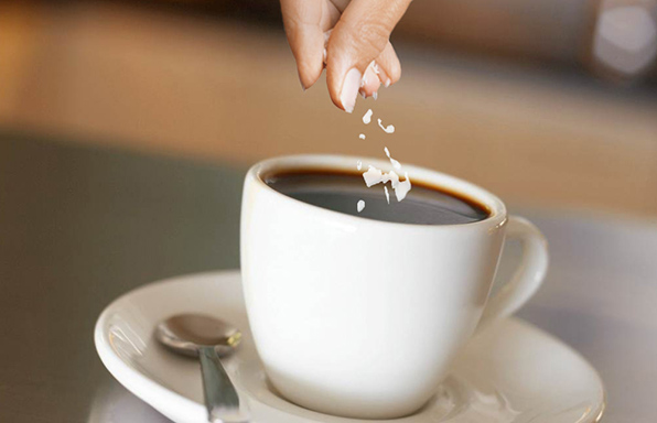 فائدة "غريبة" لإضافة الملح إلى القهوة!