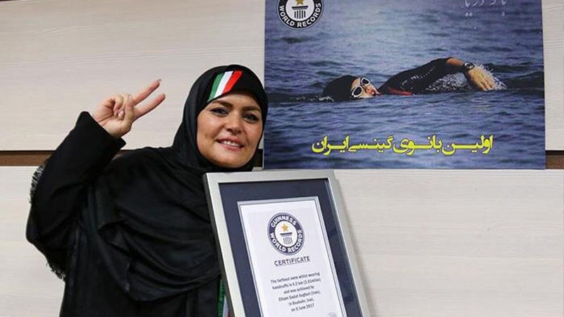 للمرة الرابعة.. سباحة إيرانية تحطم رقم غينيس القياسي