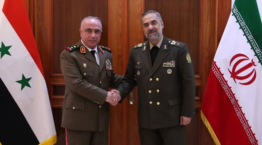 وزير الدفاع الإيراني: مستعدون لإعادة بناء الصناعة الدفاعية السورية ودعم تطويرها