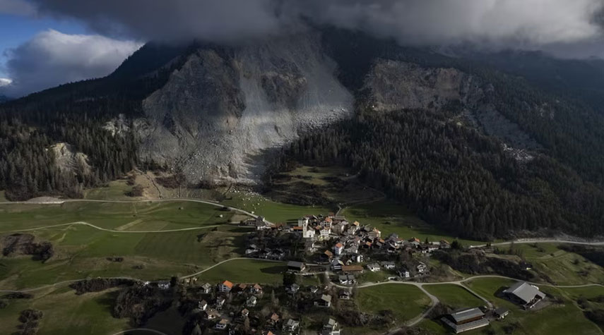 إخلاء قرية سويسرية تحسبا من انهيارات صخرية خطيرة