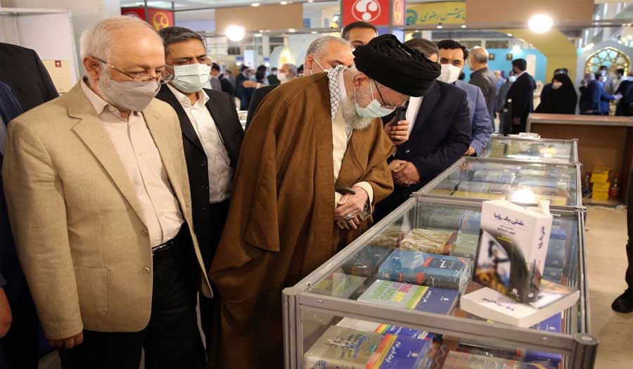 قائد الثورة يتفقد معرض طهران الدولي للكتاب