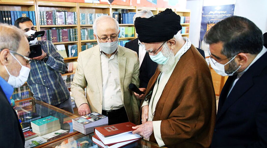 ما هي الكتب التي أشتراها قائد الثورة الإسلامية من معرض طهران الدولي للكتاب؟