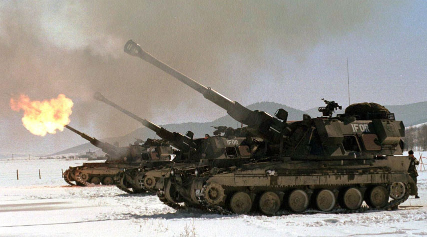 بريطانيا تسلم اوكرانيا بطاريات مدفعية وناقلات مدرعة