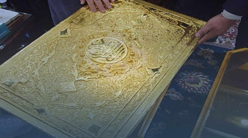 العتبة الحسينية تتسلم نسخة نادرة من القرآن الكريم