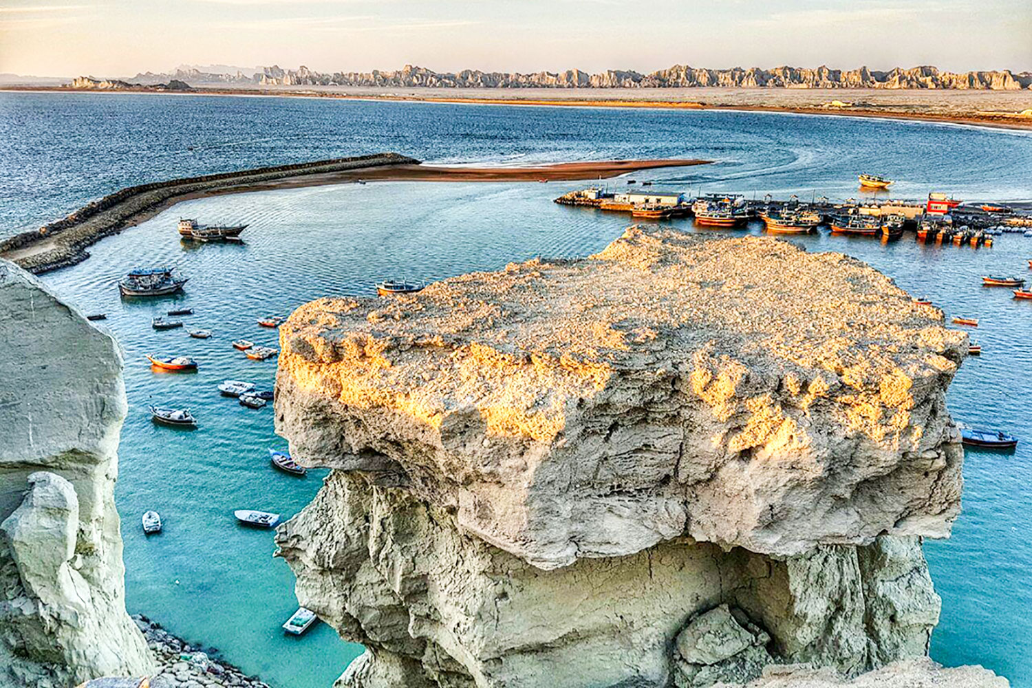 شاطئ بريس.. أجمل وأندر الشواطئ الصخرية في إيران+صور