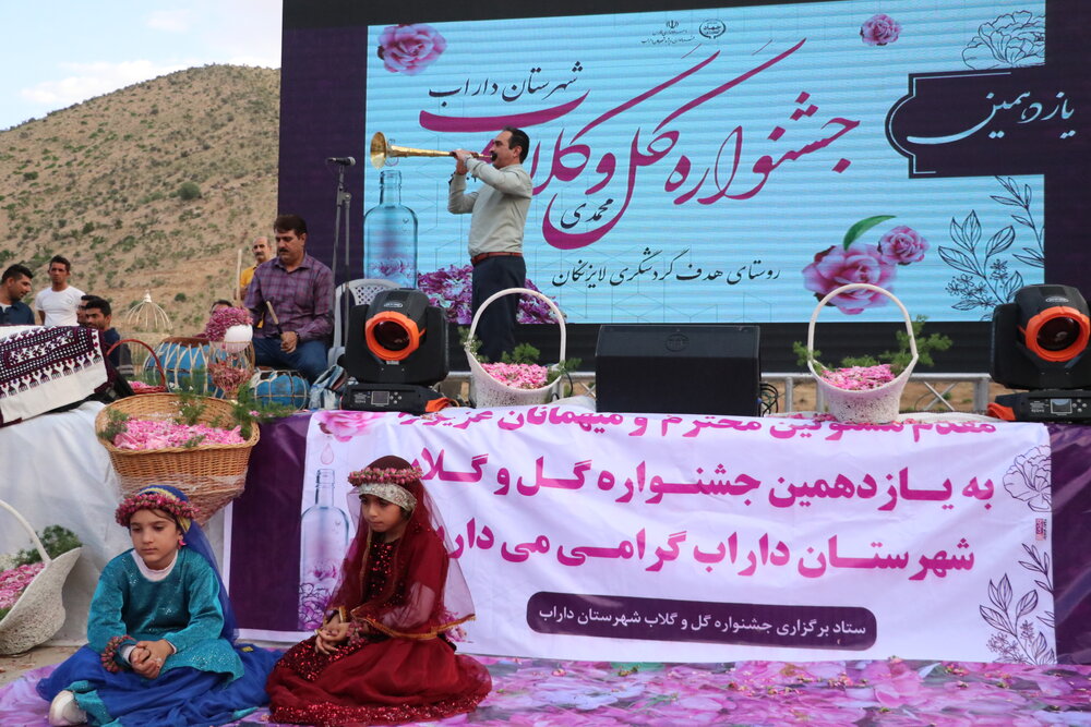 بالصور من إيران.. مهرجان إنتاج ماء الورد في "داراب"