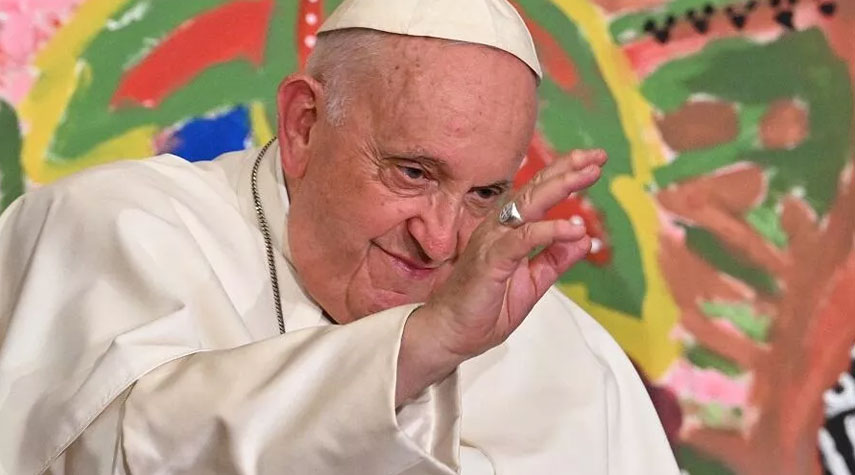 بابا الفاتيكان يستأنف عمله بعد الإصابة بالحمى