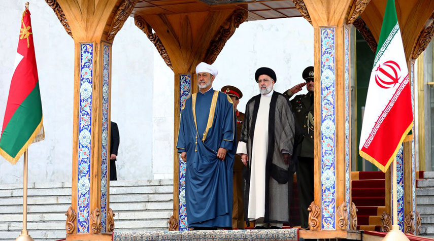 الرئيس الايراني يقيم مراسم استقبال رسمية للسلطان عمان