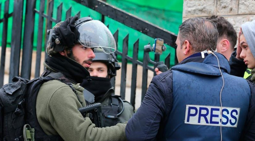الاحتلال الصهيوني يرتكب 53 انتهاكاً ضد الصحفيين خلال شهر