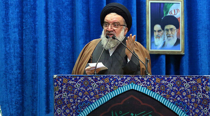 آية الله خاتمي: إجراءات الحكومة في مجال الدبلوماسية مثيرة للإعجاب