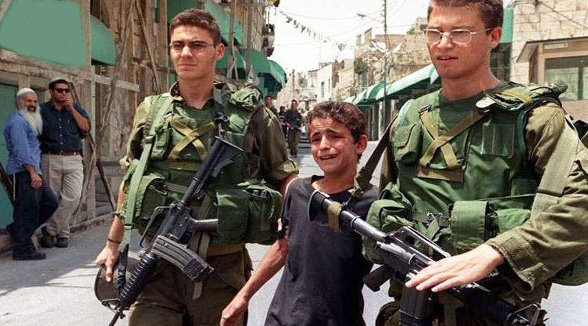 قوات الاحتلال تعتقل طفلاً خلال اقتحام بلدة العيساوية