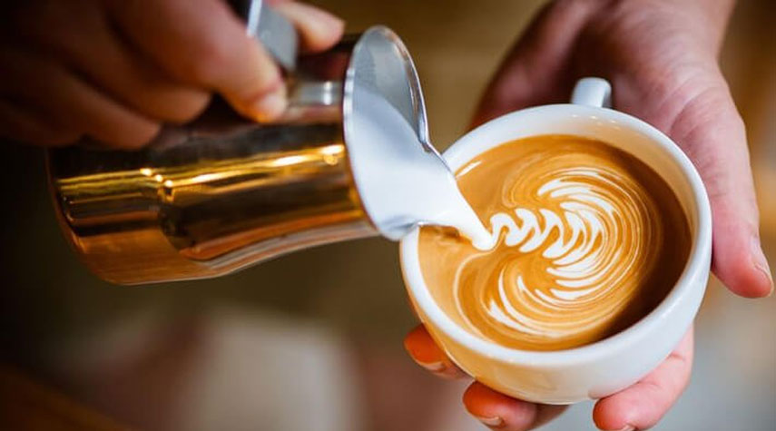 خبيرة بالتغذية توضح خطورة القهوة بالحليب