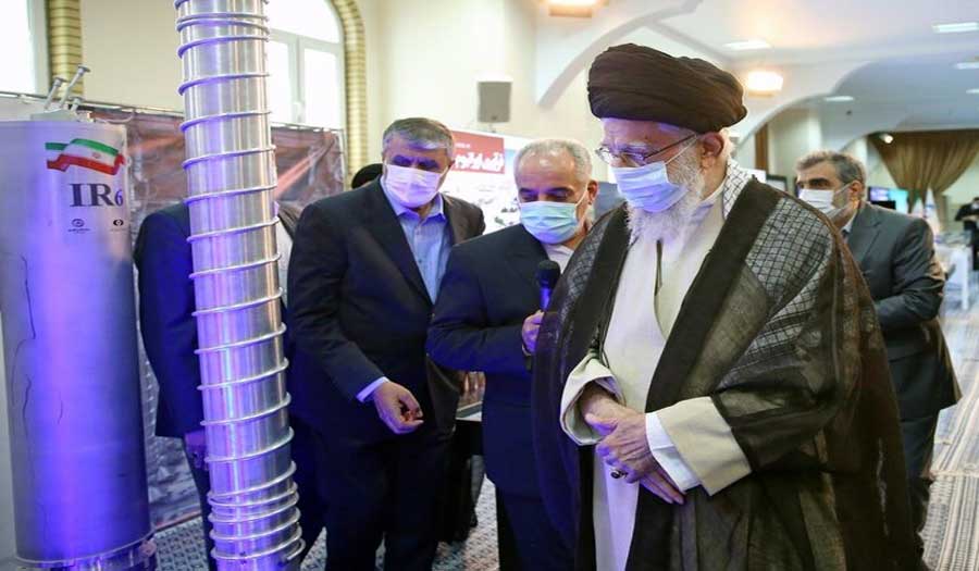 قائد الثورة يتفقد معرض إنجازات الصناعة النووية الإيرانية