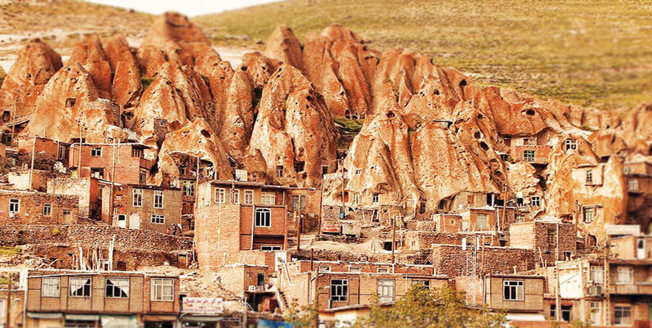 عين على إيران.. "كندوان" ثالث قرية صخرية في العالم