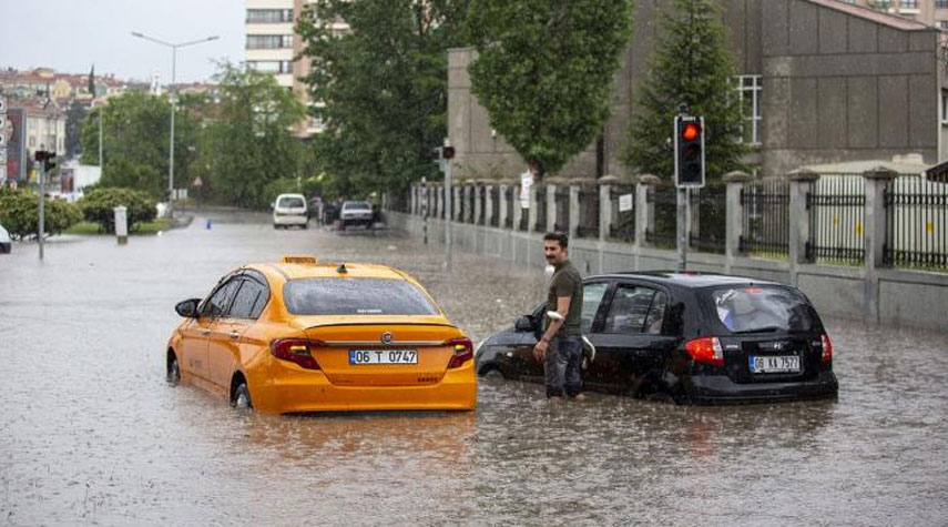 مياه الأمطار تغرق شوارع العاصمة التركية