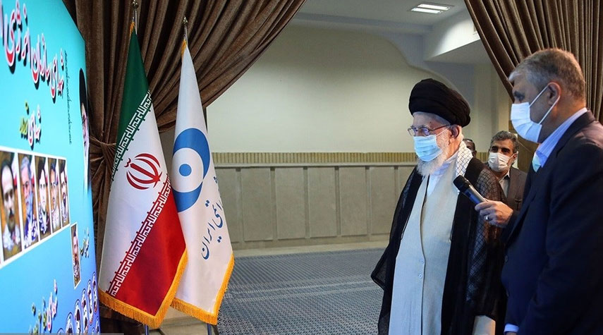 زيارة قائد الثورة الإسلامية لمعرض منجزات الصناعة النووية في البلاد