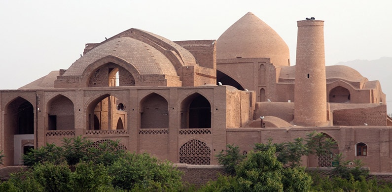 عين على إيران.. جامع "زوارة" تحفة تاريخية بأربعة إيوانات