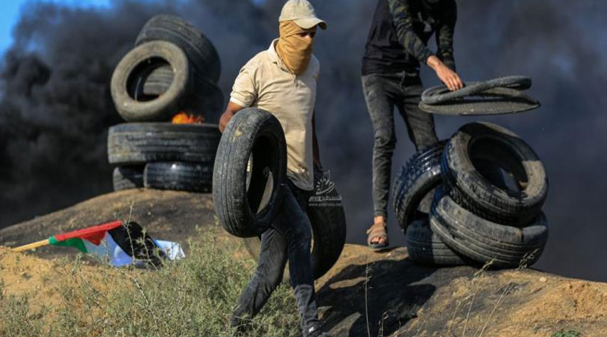 فلسطين المحتلة.. إشعال الإطارات المطاطية شرق غزة تضامناً مع جنين