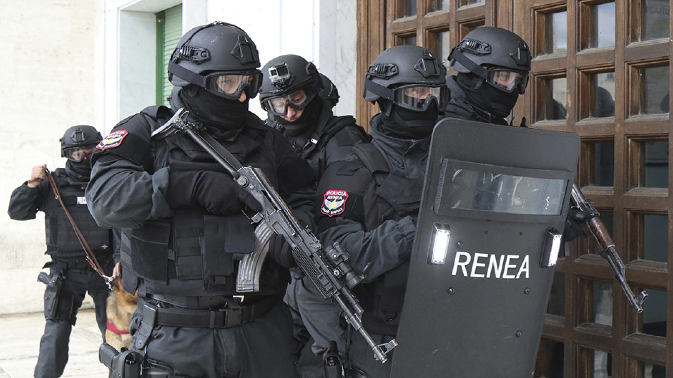 الشرطة الالبانية تهاجم مقر زمرة المنافقين في مدينة دورس