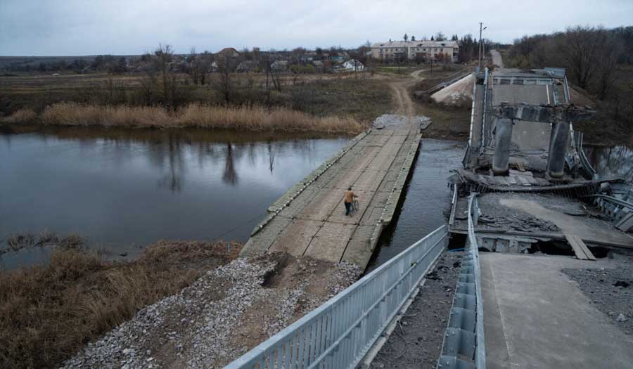 أوكرانيا تقصف جسرا يربط بين شبه جزيرة القرم وخيرسون
