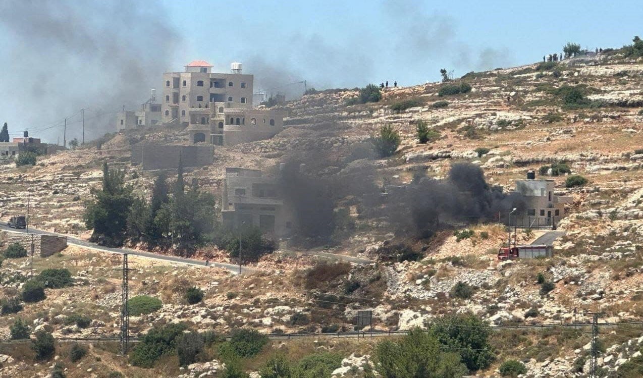 مستوطنون يهاجمون قرية ام صفا بالضفة الغربية المحتلة