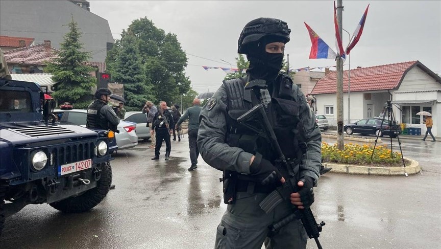 صربيا تُفرج عن ثلاثة عناصر من شرطة كوسوفو