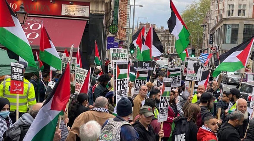 أنصار القضية الفلسطينية ينظمون وقفة احتجاجية مقابل سفارة الإحتلال في لندن