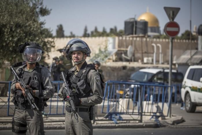 الاحتلال يعتقل شابا من الأقصى ويحتجز آخرين في القدس