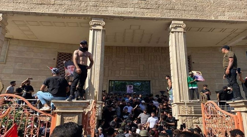 انسحاب المحتجين من داخل السفارة السويدية في بغداد