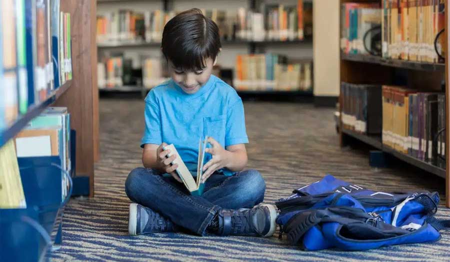 القراءة في الطفولة تحسن الصحة النفسية والمهارات اللغوية في المستقبل