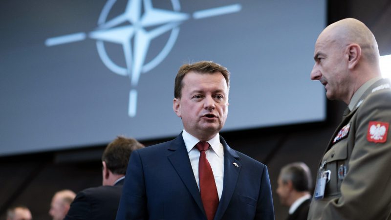 البرلمان البولندي ينوي حجب الثقة عن وزير الدفاع