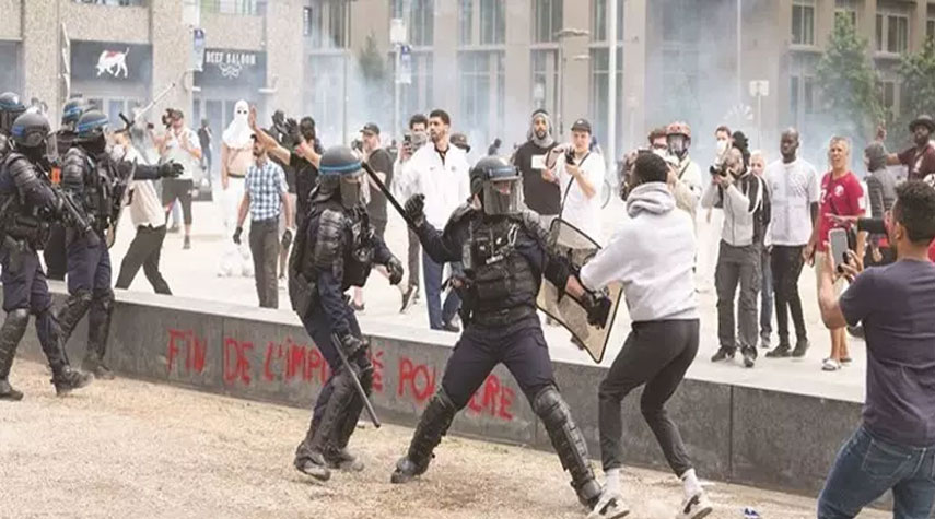 ناشطة طلابية: فرنسا تهاجم المحتجين بالمصفحات وغاز مسيل الدموع