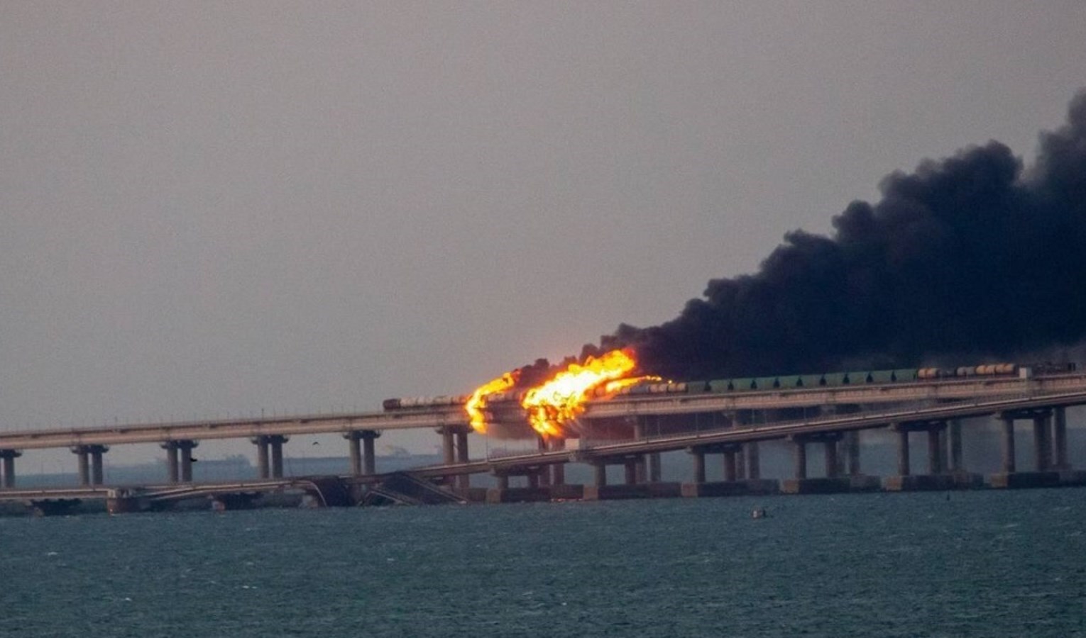 أوكرانيا تعترف بتفجير جسر القرم