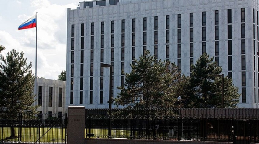 السفارة الروسية في واشنطن: البيت الأبيض اعترف فعلياً بارتكاب جرائم حرب في أوكرانيا